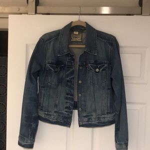 LEVI’S Distressed Denim Jacket!